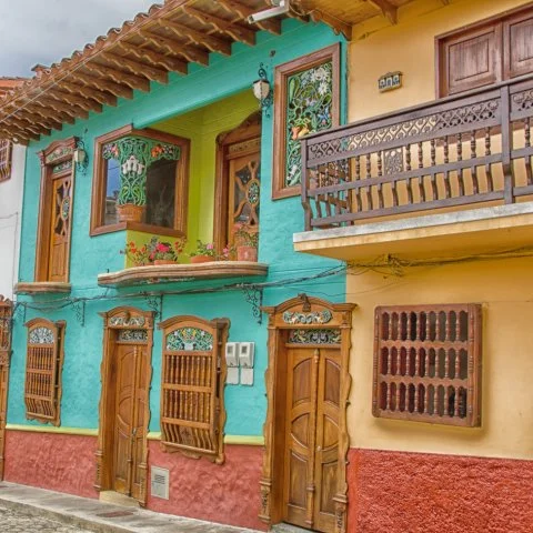 Calle colonial colorida de Jericó con fachadas antioqueñas