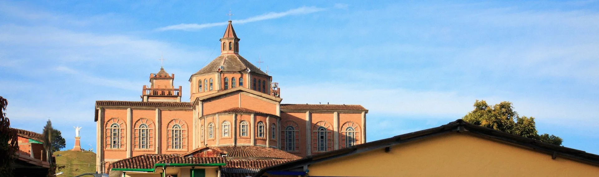 Iglesia de Jericó al atardecer con cielo rojizo