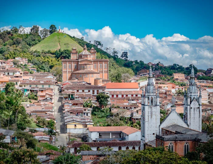 Casco urbano de Jericó con la catedral y el Cristo Rey al fondo