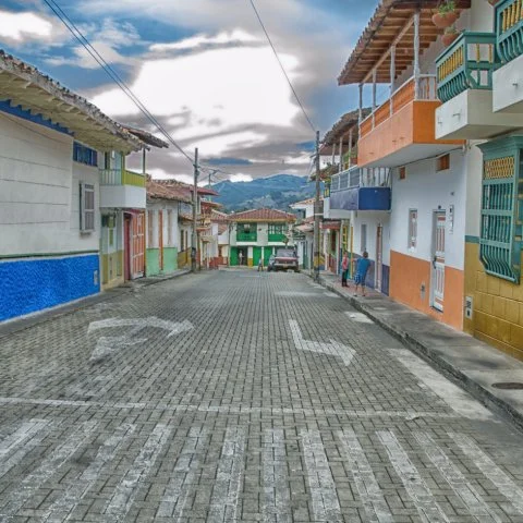 Vista panorámica de Jericó desde el mirador con la catedral y montañas