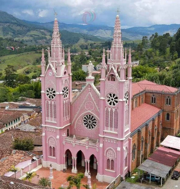 Catedral de Jericó en color rosa, estilo gótico